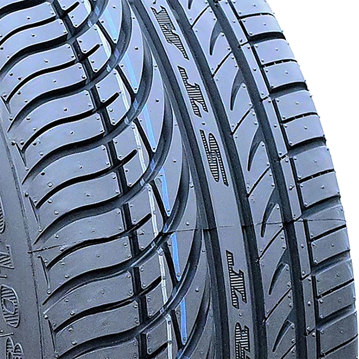225/55ZR17 101W XL All Season Performance Tire Y843996